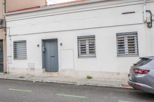 馬德里的住宿－Dúplex Paseo de la Habana - Collection I，白色的建筑,设有蓝色的门和窗户