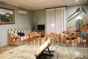 un soggiorno con sedie e tavolo in vetro di Hostal/Restaurante Fuentevieja a Illana