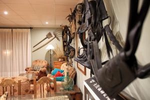 un soggiorno con sedie e tavolo in camera di Hostal/Restaurante Fuentevieja a Illana