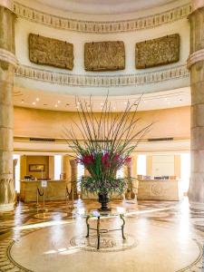埃拉特的住宿－埃拉特示巴女王酒店，一个大的大堂,里面装有花瓶