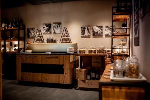 Tetera y cafetera en Eiger Mountain & Soul Resort