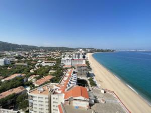 an aerial view of a beach and the ocean at SUNTOWER E20 in Platja  d'Aro