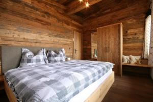 - une chambre avec un lit dans une cabane en bois dans l'établissement Hütte in der Hütte, à Rauris