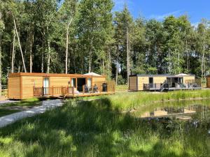 una cabina nel bosco accanto a un corpo idrico di Cedar Boutique Lodge-dog fishing and Spa access a York