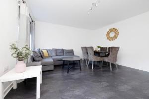 Χώρος καθιστικού στο Stylish 3BR Home with Garden & Free Parking - Near O2 Academy & City Centre