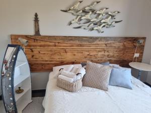 una camera con letto e testiera in legno di VILLA VILLACOLLE a Procchio
