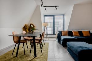 ein Wohnzimmer mit einem Tisch und einem Sofa in der Unterkunft Waterloo Design Residence in Waterloo