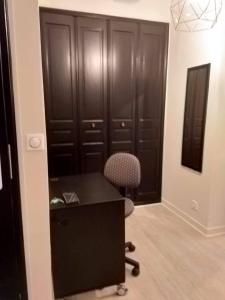 biuro z biurkiem i krzesłem w pokoju w obiekcie Superbe studio en résidence rue de courcelles w mieście Arbois