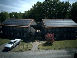 une maison avec des panneaux solaires en haut dans l'établissement TAT Tagungs- und Gästehaus, à Rheine