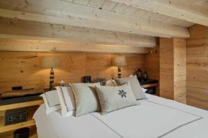 Postel nebo postele na pokoji v ubytování Unique Hotel Post