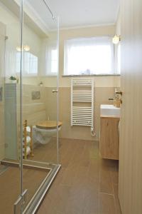 Kúpeľňa v ubytovaní Palmy Apartmanhouse Maglód