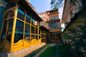 un edificio con una grande finestra sul lato di Centenario Inn a Cuzco