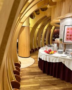 une rangée de tables dans un restaurant avec un tissu de table dans l'établissement Hotel Due Torri Tempesta, à Noale