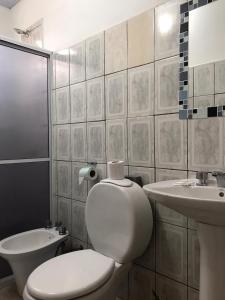 伊瓜蘇港的住宿－Hotel Mola，白色的浴室设有卫生间和水槽。