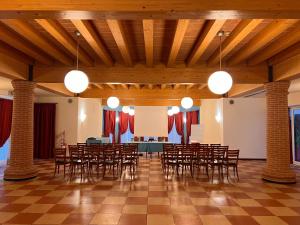 Habitación grande con mesas y sillas. en Hotel Due Torri Tempesta, en Noale