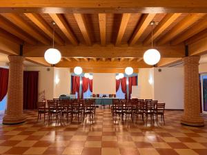 ノアーレにあるHotel Due Torri Tempestaのテーブルと椅子が備わる広い客室です。