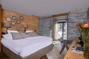 Postel nebo postele na pokoji v ubytování Unique Hotel Post