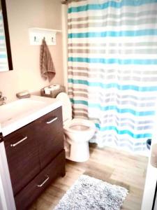 een badkamer met een toilet, een wastafel en een douche bij The Lighthouse-3 Bedroom with Casino Pier Gameroom in Seaside Heights