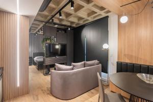 Loft conceito com área privativa في بيلو هوريزونتي: غرفة معيشة مع أريكة وطاولة