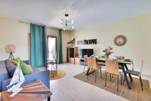ein Wohnzimmer mit einem blauen Sofa und einem Tisch in der Unterkunft CASA DANEO in Playa Blanca