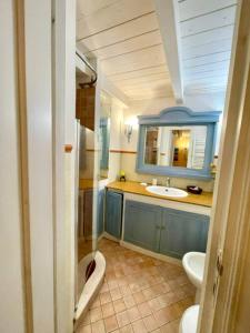 uma casa de banho com um lavatório, um WC e um espelho. em Casa Ra Bella Mbriana em Nápoles