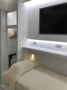 Postel nebo postele na pokoji v ubytování SeaRock Rooms and Suites