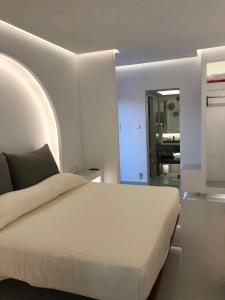 Postel nebo postele na pokoji v ubytování SeaRock Rooms and Suites