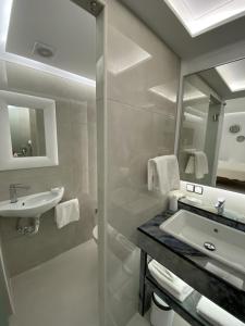 Koupelna v ubytování SeaRock Rooms and Suites