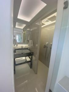 Koupelna v ubytování SeaRock Rooms and Suites