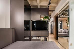 sala de estar con TV de pantalla plana grande en Loft conceito com área privativa, en Belo Horizonte