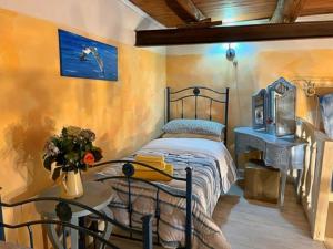 ナポリにあるNapoli Suites Quartieriのベッドルーム1室(サーフボード付きのベッド1台付)