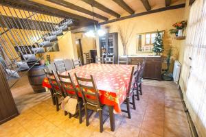 uma sala de jantar com mesa e cadeiras em Catalunya Casas Sublime seclusion in Catalonia wine Region! em Juncosa