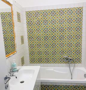 uma casa de banho com uma banheira branca e um lavatório. em Casa Marrapese em Positano