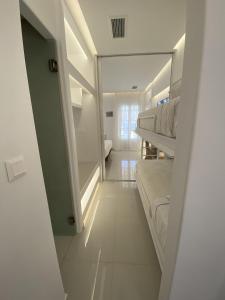 Kuchyň nebo kuchyňský kout v ubytování SeaRock Rooms and Suites