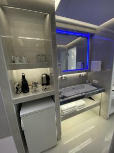 Kuchyň nebo kuchyňský kout v ubytování SeaRock Rooms and Suites