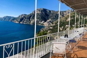 uma varanda com vista para a água e para as montanhas em Casa Marrapese em Positano