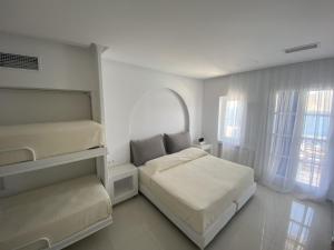 Postel nebo postele na pokoji v ubytování SeaRock Rooms and Suites