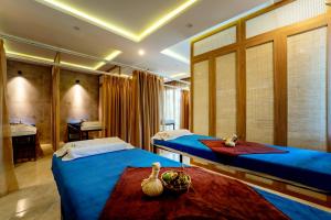 1 dormitorio con 2 camas y escritorio en Royal Mansion Boutique Hoi An en Hoi An