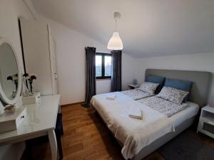 Posteľ alebo postele v izbe v ubytovaní Villa Stone Pearl with heated swimming pool