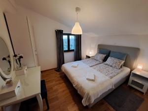 Posteľ alebo postele v izbe v ubytovaní Villa Stone Pearl with heated swimming pool