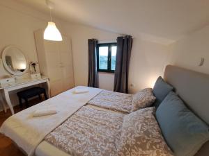 Posteľ alebo postele v izbe v ubytovaní Villa Stone Pearl with heated swimming pool