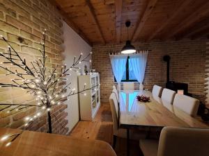 Posedenie v ubytovaní Villa Stone Pearl with heated swimming pool