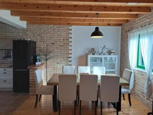 Kuchyňa alebo kuchynka v ubytovaní Villa Stone Pearl with heated swimming pool