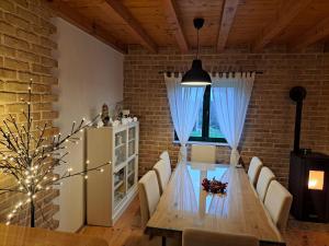 Posedenie v ubytovaní Villa Stone Pearl with heated swimming pool