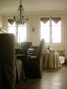 アヌシーにあるPanoramic Viewのダイニングルーム(シャンデリア、テーブル、椅子付)