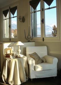アヌシーにあるPanoramic Viewのリビングルーム(テーブル、椅子、窓付)