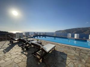 Bazén v ubytování SeaRock Rooms and Suites nebo v jeho okolí