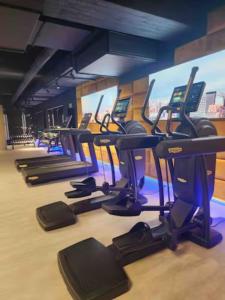 a row of treadmills in a gym at stylish luxus appartments in the city center in Trier