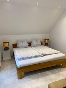 łóżko z 2 poduszkami w pokoju w obiekcie stylish luxus appartments in the city center w Trewirze