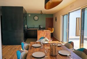 - une salle à manger avec une table et des chaises en bois dans l'établissement Villa Nymphéa - maison avec piscine chauffée St Gildas de Rhuys, à Saint-Gildas-de-Rhuys